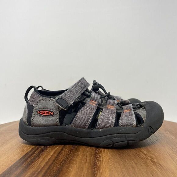 Keen Kids Size 1 Sandals Water Shoes Gray Closed Toe Newport H2 Boys - Picture 1 of 8
